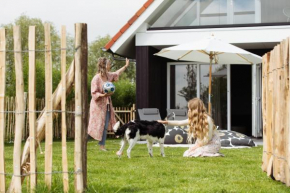 Vakantiehuis aan het water met omheinde tuin